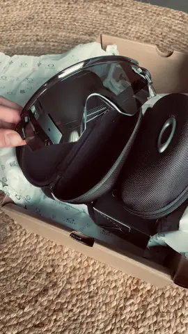 Unboxing of new @Oakley sunnies 😎 #unboxingvideo #unboxing #sunnies #oakley #cyclingtiktok #cyclingstuff #cyclinglife #sunglasses #black #oakleysunglasses 