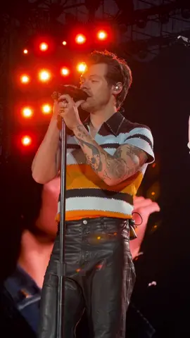 Replying to @e  harry during the end of matilda! #hslotmunich #hslot #sunshinelouist #harrystyles #lot #loveontour #fypシ゚viral #harry #foryou #foryoupage #fyp #matilda #lotmunich #fypシ゚ #harryshouse 