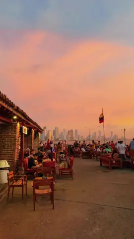la ciudad de los atardeceres infinitos 🧡💛🧡 Café del mar en el Centro Histórico de Cartagena 💫 #cartagena #cartagenadeindias #ciudadamurallada #colombia #vacation #atardecer #viral #travel 