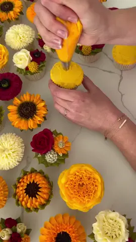 For those of you who also follow me over on Instagram would have recently spotted that I've reached 600,000 followers!! WOW thank you to all my followers who have been here from the start, and hello to those of you who are new to Kerry's Bouqcakes👋 Thank you to Mejuri for this beautiful jewelry to celebrate! They believe in jewelry as an expression of self, just as I believe this with floral piping! Go check them out 😍 #milestone  #celebrate  #kerrysbouqcakes  #achivement #floral