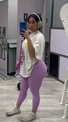 Leg day 3 out of 3 ✅ the things i do for wellness lmao  ps: video is sped up, follow slow and controlled movements 