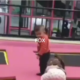 الواد داخ من البوسه😂😂♥️