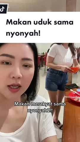 Makan siangku dan temen2 nguduk duluuu 🤣🤣 ini kan mereka ga tau seblak. Apa next bikinin mereka seblak trus mereka cobain ya? 🤣🤣