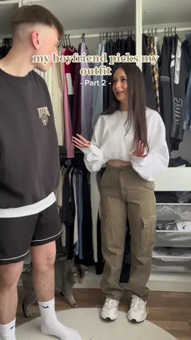 Hättet ihr euch für die Jeans oder Lederleggings entschieden? 🤔 #fy #mybfpicksmyoutfit #part2 #boyfriend #OOTD #outfit #lederleggings #entscheiden #struggle #jeans 