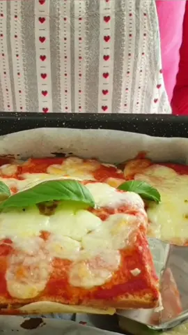 Pizza di pancarrè 😋 Ricetta di Daniele e Daniela, ingredienti:  Pancarrè, prosciutto cotto, provola, mozzarella, parmigiano, passata di pomodoro, origano, olio evo, basilico  #pizza #pancarrè 
