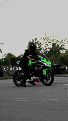 bayangin km pergi ke sekolah pakai motor ini #zx25r #uliltupai_  