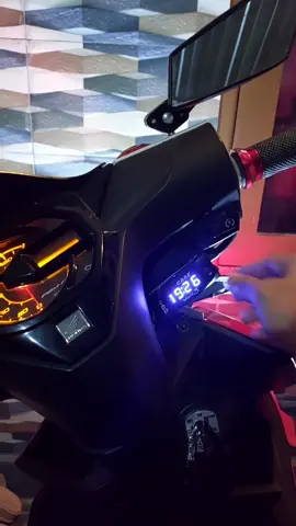 Beat pasang voltmeter 3in1 ada jam, pengukur aki dan pengukur suhu. Anti error, anti reset... jam menyimpan otomatis. #customlampu #customlampumotor #otomotifmotor #modifikasimotor #hondabeatindonesia 