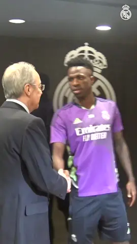 Florentino Pérez, presidente do Real Madrid, se reuniu com @vinijr hoje pra demonstrar apoio ao jogador após o episódio de racismo no Mestalla e pra informar o que o clube fará diante disso. Que o Real tome atitudes que a situação merece dessa vez! ✊🏾 Crédito: @realmadrid