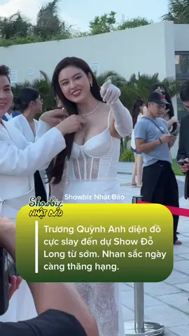 Trương Quỳnh Anh diện đồ cực slay đến dự Show Đỗ Long từ sớm. Nhan sắc ngày càng thăng hạng.😍😍 #RhythmbyDoLong #DolongFashionshow #ResortCollection #dolong #truongquynhanh #bimatvbiz #showbiznhatbao #xuhuongtiktok 