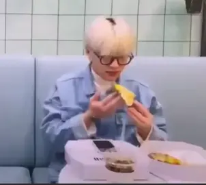 Jeongin eating like there is not tomorrow #skz #straykids #skzstay#stay #lovestay #straykidsstay #jeongin#in #jeonjineat #skzfunny #fy #fyp #foryou #foryoupage #foryourpage #gönnfy #gönndochfy 