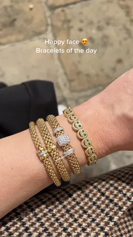 Happy face 😍 #neutralaesthetic #jewelrytiktok #jewelryoftheday #fopebracelet #fopejewels #fopejewelry #fopeflexit #braceletstacks #braceletsoftheday #happyfacebracelet #happyfacejewelry #lisagozlanjewelry #lisagozlan 