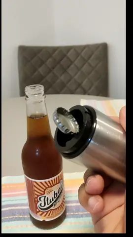 Este é o Abridor de Garrafas Magnético Automático - um produto inovador que tornará a sua vida muito mais fácil! Com apenas um movimento, você pode abrir facilmente a sua garrafa de cerveja ou refrigerante, sem precisar fazer força ou se preocupar em quebrar a tampinha.
  
 O design do abridor é simples e elegante, com um corpo cilíndrico feito de aço inox resistente e durável. Além disso, ele vem equipado com um poderoso ímã, que permite que você o mantenha sempre à mão, grudando-o em qualquer superfície metálica.
  
 Com o Abridor de Garrafas Magnético Automático, você nunca mais precisará se preocupar em abrir uma garrafa com dificuldade ou usar ferramentas improvisadas para isso. Ele é prático, seguro e fácil de usar - ideal para qualquer pessoa que aprecie uma boa cerveja ou refrigerante. Então, não perca mais tempo e adquira agora mesmo o seu Abridor de Garrafas Magnético Automático!
  
 Não perca mais tempo! Adquira agora mesmo o seu Abridor de Garrafas Magnético Automático e desfrute da praticidade de abrir suas bebidas favoritas com apenas um movimento. Compre agora e tenha sempre à mão essa ferramenta indispensável para momentos de lazer e diversão. Não deixe de aproveitar essa oportunidade única!