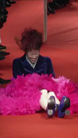 Joyeux anniversaire #NaomiCampbell. Et qui dit anniversaire de top iconique, dit moment de mode iconique : retour sur ce moment devenu culte où elle tombait lors du défilé #VivienneWestwood automne-hiver 1993-1994. #Runway #catwalk #vintage 