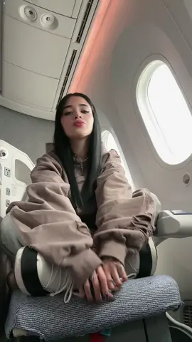 voy en un vuelo a pariissss  #fyp 