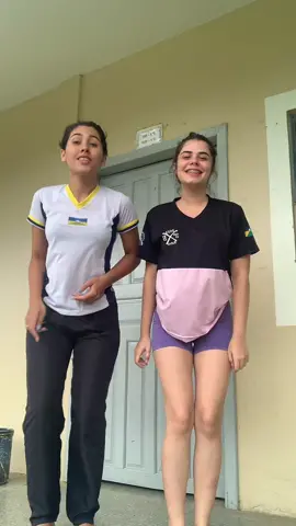Em vez de fica pensando nele 
