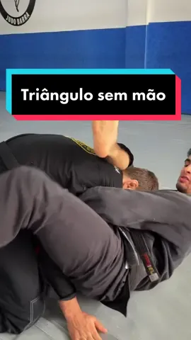 Já tinha visto um TRIÂNGULO SEM MÃO!?  Aprendi essa finalização da pior maneira, sendo finalizado em um campeonato 😂😂 Aprende para você surpreender seus parceiros de treino! #jiujitsu #luta #faixapreta #finalizacao #tecnicadejiujitsu 