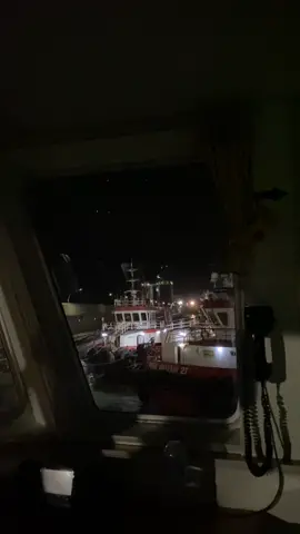 Night vibe on the port #pelaut #seafarer 
