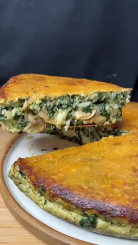 UN CLÁSICO, a otro nivel: Tortilla de Espinaca Rellena 🌿🥰 • En casa, mi vieja siempre suele hacer tortilla de espinaca como acompañamiento y es algo que realmente me gusta mucho. Es por eso, que esta vez decidí darle una vuelta de rosca y sumarle mis toques 🙌🏻 • 𝕀𝕟𝕘𝕣𝕖𝕕𝕚𝕖𝕟𝕥𝕖𝕤:  • 2/3 Atados de Espinaca 🌿 • 1 Cebolla Blanca 🧅  • 3 Huevos 🥚  • 1cdita de Sal, Pimienta, Ajo en Polvo y Nuez Moscada 🧂 • OPCIONAL: Una taza de arroz cocido que te haya sobrado del otro día 😂  • 100gr Queso Mozzarella 🧀  • Unos champignones salteados 🍄  • 50gr Queso Parmesano Rallado 🧀  • #tortilla #veggie #queso 