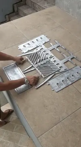 Churrasqueira desmontável e portátil de alumínio fundido. Possui 3 níveis de altura, permitindo assar, grelhar e manter em descanso aquecida. Feita em alumínio fundido, de excelente espessura, muito robusta, e totalmente imune à corrosão e oxidação. Ideal para CAMPING, PESCARIA, PRAIA, etc, usando sistema de encaixe, a churrasqueira desmontável tem sua montagem muito rápida e fácil, são apenas 6 peças encaixáveis, que não utilizam parafusos. Modelo: CHURRASQUEIRA DESMONTÁVEL E PORTÁTIL Material: ALUMÍNIO FUNDIDO Acabamento: ALUMÍNIO SEM PINTURA. Capacidade: CARGA MÁXIMA DE 2 KG DE CARVÃO Contem: 1 CHURRASQUEIRA E 1 GRELHA EM ALUMÍNIO FUNDIDO COM CABOS EM MADEIRA, NÃO ACOMPANHA ESPETOS. ATENÇÃO PARA AS MEDIDAS ! Churrasqueira Grande Medidas do produto montado: Altura:  70 cm Comprimento: 44 cm Profundidade: 30 cm Medidas da Grelha sem cabo. Comprimento: 44 cm Profundidade: 30 cm Cabos da grelha em MADEIRA. ______________________________________________________________________________________________________ Espessura das chapas de 5mm Os pés da churrasqueiras possuem reforços. CUIDADOS COM O PRODUTO: * Não recomendamos acender churrasqueira com ventilador; Usar lenha; Quebrar carvão no interior da churrasqueira quando quente; Bater as partes para efetuar limpeza. * Recomendamos lavar a peça somente após o resfriamento da mesma. evitando choque térmico.