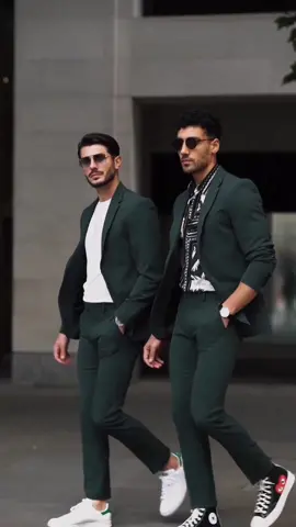 Two ways to style a green suit ✌️ LEFT or RIGHT? #greensuit #suit #menswear #mensfashion #modamaschile #moda #modamasculina #outfituomo #style #omarspaneshi #outfit #outfitideas #modauomo #OOTD 