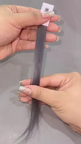 ทำสีผมสี “ เทาควันบุหรี่ “ ด้วย แชมพูม่วง💜+ล็อคเทา🩶 🎯 พื้นผมระดับ 9 ติดเหลือง สูตรนี้ใช้แค่ ล็อคเทา 3 ส่วน กับแชมพูม่วง 1 ส่วน ผสมกัน แล้วนวดและหมักทิ้งไว้ 5-10 นาที ⏰ #มาร์ทีน่า #แชมพูม่วง #ล็อคเทา #สีเทาควันบุหรี่  #รีวิวบิวตี้ 