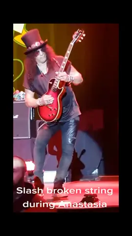 Slash broken string #slash #gunsnroses #duffmckagan #myleskennedy #duffmckagan #izzystradlin #stevenadler 