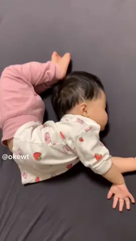 What’s your baby’s sleep position? 😁 #babysleeping #babyfeet #babyhands #babylaughing #babiesoftiktok☺️  #firsttimemom #newbornbabies #babyiscoming #prematurebaby #babymoments #parentgoals