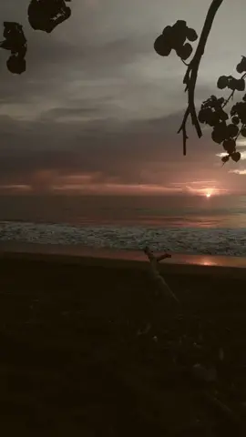 Terkadang melihat senyum dan bahagia mu dari kejauhan sudah cukup membuat ku bahagia  #mariogklau #percuma #cupcut  #StoryLirikLagu #saatnyagalau #menikmatisunset #fyp #fypシ #viral 