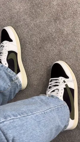 Travis Scott x Jordan 1 Low OG Olive🫒🫒 #fashion #outfitideas #resellingsneakers #resellercommunity #jordan1 #travisscott 