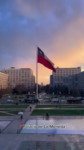 Desde el Palacio de la Moneda, así se ve nuestra bandera con el atardecer después de un día lluvioso ⛅ Tú, ¿Cómo viviste el atardecer? 🇨🇱