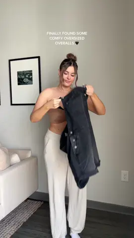 The length is so goooood catch me all summerrr 🎶😚🫶🏼 summer outfit ideas, overalls outfit, midsize fashion outfits #summeroutfit #overallsoutfits #TikTokFashion #womensoutfits 