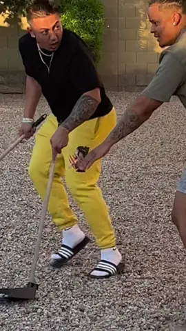 Bro’s feet was moving moving 😂 #larobenz #viral #blowthisup #foryou #fyp #zaeway #funnyvideo #comedy 