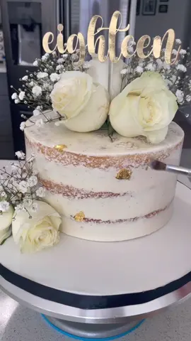 Naked cake decorating tip! Cut the edge of the cake circle so it doesnt show underneath the cake!  #delishbymich #foryou #cakedecorating #hack 