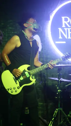 UN INSTANTE MÁS 🖤 Reviviendo nuestra presentación en el Rosa Negra 🤘 Recogimos toda la buena vibra de esa noche y la plasmamos aquí en la cámara del gran @yorchijom 🔥 Gracias a la @comunaegoperu por estar siempre con nosotros 💪 Pueden encontrar esta canción en el link de la bio 🎸 Seguimos en la preparación de nuestro nuevo single y disco 💿 Estén atentos 🔥!! #egoperu  #comunaego   #bandasperuanas  #rock  #rockperu #musicaenvivo  #conciertos #conciertosperu 