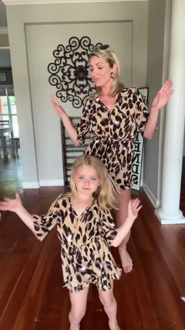 Harper directed this whole titkok 😂 #dancetrend #momanddaughter #momlife 