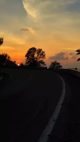 tranquilidad!🥰 #sunsetlover #atardeceresperfectos #viajesencarretera #inthisshirt #theirrepressibles 