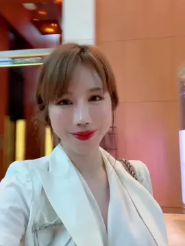 連續五天的金沙🫶🏻風景又剛好看得到夜晚的燈光秀也剛好是我最愛的濱海灣那個方向，真的超美好🫶🏻🫶🏻🫶🏻🫶🏻❤️❤️❤️❤️ 謝謝新加坡！ 這幾天也剛好遇到展會，一樓都超級無敵多外國人！ 話說這五天的床實在太好睡了，我幾乎無法離開😂如果我家有這張床，我應該沒有失眠問題了… 不過來五天喝三天，皮膚差點崩潰….一直睡著沒卸妝😂 新加坡的天氣我還是挺無法適應，太悶熱了🥲🥲🥲就算已經來好幾年也一樣超容易爆痘。 #singapore  #marinabaysands  #新加坡🇸🇬 