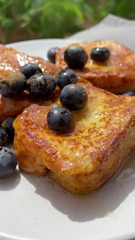 ايه رأيكم عالفطار نجرب أحلى فرينش توست بالعسل والبلوبيري بس في  البيت 😍🫐🍞 مقاديره :  استخدمت عيش البريوش او ممكن اى خبز متوفر عندكم  ٣ بيضات  كوب لبن  نصف كوب كريمة  فانيليا - رشة ملح - ربع معلقة قرفه  معلقة سكر - زبده حسب الحاجه  يقدم مع العسل او اى صوص تحبوا مع الفواكه وحقيقى احلى فطار 😍  #fyp #foryou #fypシ #viraltiktok #breakfast #frenchtoast #فطار #فرينش_توست 
