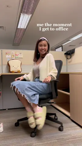 NEXT LEVEL COMFY IN THE OFFICE - your feet will thank me later 😚 #posee #poseeslippers #fluffyslippers #corporatetiktok #officefit #corporategirlies 