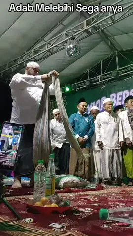 Ketawadhu'an Habibana Mucshin Saat Menyambut Kedatangan Kyai kholil As'ad (Situbondo)#habibmucshinalhamid #habibmucshinofficial #rkhkholilas_ad #khkholilasad 