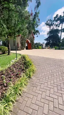 Vocês já ouviram falar no Santuário de Schoenstatt na cidade de Curitiba?  Embora não apareca na lista de pontos turisticos, esse lugar merece uma visita! Rodeado de araucárias, traz paz e tranquilidade para seus visitantes. #Curitiba #santuariodeschoenstatt #PlacesToVisit 