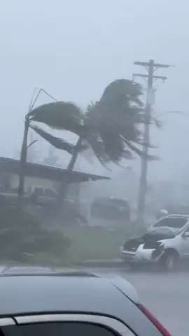 Con fuertes vientos y lluvias, así como una peligrosa marejada ciclónica, ingresó el tifón #Mawar, en el pequeño territorio de la isla estadounidense de #Guam. Este fenómeno es la tormenta más fuerte en décadas en la isla de más de 150,000 personas.