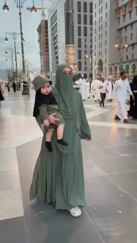 #Repost @natta_reza Masyaallah Tabarakallah❤❤ “Menikah sumber masalah??” Kalau dulu ada yang bilang punya anak sumber masalah kalo sekarang ada yang bilang pernikahan juga sumber masalah. Pertanyaan nya apakah dalam kesendirian permasalahan serta ujian tidak akan datang? Atau dirasa “pacaran” akan jauh dari masalah serta ujian? Pernikahan memang bukan solusi untuk menghilangkan permasalahan dan ujian, karena sejatinya kehidup dunia ini memang tempat untuk ujian.  Mau sendiri atau berkeluarga ujian tetap lah akan datang. Sayang nya masih banyak dari kita tidak memahami konsep ujian dalam hidup seperti apa. Sudah menjadi ketetapan bahwa ujian yang Allah hadir tidak akan pernah melebihi kesanggupan hamba Nya dan kabar baiknya di balik semua ujian itu percayalah akan ada “hadiah” besar yang akan diberikan. Allah akan angkat derajat hamba Nya yang tetap dalam ketakwaan. Dinamika dalam berumah tangga itu wajar sekali ada. Dua insan yang berbeda fikiran lalu menyatu dalam pernikahan. Namun inilah indah pernikahan, bersama dalam memahami kekurangan satu sama lain lalu menyatu untuk menghadapi setiap ujian yang pasti datang. Oh ya ini hanya untuk orang orang yang “percaya” aja ya ☺️😉 Aku doakan semoga saat ini teman teman yang sudah niat untuk melaksanakan ibadah pernikahan, semoga Allah hadirkan pasangan terbaik untuk kalian. Aamiin🤲🏻 #natareza #wardahmaulina #menikah #menikahmuda #selflove #reminderislamic #akhirat #akhiratalovestory #viral #viralvideo #masukberanda #fyp 