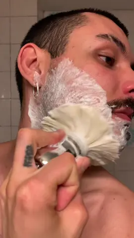 ASMR SHAVING #asmr #viral #fyp #shave #beard #barber #nightroutine #sounds #relax #oddlysatisfyingvideo #water #shaving #barba #afeitado #razor #proraso #italia #gentleman #tattoos #relaxingvideos #night #sound 
