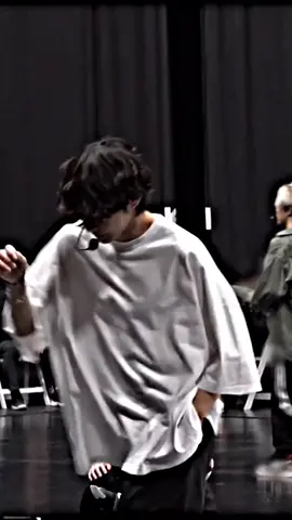 Perfect dancer kim Taehyung 🖤😎#kimtaehyung #kimtaehyung❤️🦋👑 #taehyung🐯💜 #tae🌹🍰😍 #bts_official_bighit #armybts #army_bts #btsforever🥺🇰🇷 #@BTS 