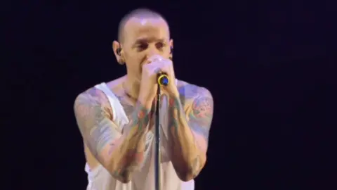 Linkin Park - Leave Out All The Rest (Live at Southside Festival 2017) #linkinpark #linkinparkforever #linkinparkfamily #linkinparklive #90s #chester #leaveoutalltherest 