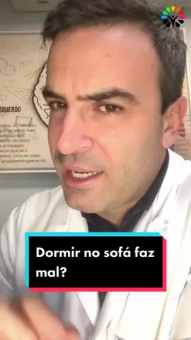 Você tem o costume de dormir no sofá? Descubra se esse hábito pode ser prejudicial! 🛋 #dormirnosofa 