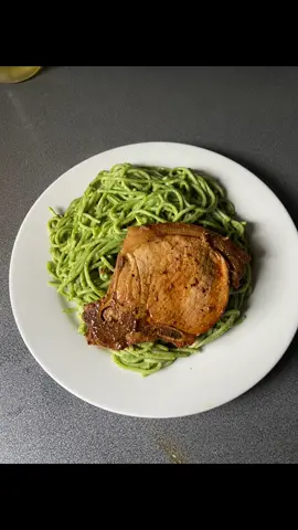 “TALLARINES VERDES CON CHULETA” A mi estilo espero les guste algo fast 🐷  #cocina #amocomer #foodtiktok #cocinaclasica @acomer.pe @Giacomo Bocchio 