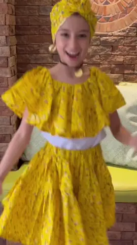 Sara Victoria: “Mami, debo ir al colegio luciendo un atuendo alusivo a la etnia negra”. . Yo: ¡Super! ¿Qué te parece si este año vas de “Mama Grande” de la danza del Zaracundé? (Ella desde bebé ha lucido este atuendo en nuestro pueblo, inclusive una vez en el maternal pero al colegio nunca). . Sara Victoria: “Mami, pero mis compañeritos no creo que sepan qué es eso; por eso yo pensaba ir denuevo con mi pollera congo porque además tiene corona” (jo, ¿le gustará el reinado?🤣) . Yo: ¡Entonces aprovecha y les compartes algo nuevo a tus compañeritos! 🥳 . Y es así como Sara Victoria se fue feliz al colegio luciendo el atuendo de una  manifestación folklórica afrocolonial 100% panameña: la “Mama Grande” de la danza del Zaracundé, también conocida como “Negros Bozales” o “Cuenecué” propia de La Villa de Los Santos para la fiesta de Corpus Christi. . La misma escenifica la huida hacia la montaña de un grupo de negros esclavos, quienes, en forma burlesca, recuerdan escenas dolorosas de su esclavitud.  . Si desean conocer más detalles de esta danza, sólo deben buscar mi canal de you tube TIPI TIPS PANAMÁ, escribir “Zaracundé” y encontrarán más información. ¿Lo sabía o no lo sabía? 😉 . Por cierto, ¡viene la fiesta de mi pueblo, el Corpus Christi en La Villa de Los Santos! Pronto les estaré brindando un calendario audiovisual y detalles de nuestra cobertura especial. ¡Pendientes!  . Agradezco a mi querido @luisballesteros93 de Sastrería Montoya en La Chorrera por alcahuetearme todos los arrepinches. ¡Son lo máximo!  . #SaraVictoria #MiMamaGrande #HeredandoLaTradición #GraciasPapaDios #GraciasVirgencitaDeLaDulceEspera #DisfrutandoAlMáximoSerMamá #MamáArrepinchosa #MamáCreativa #MamáProductora #ElenaLlorach #LaDeLosTipiTips #TipiChic #EsaSoyYo