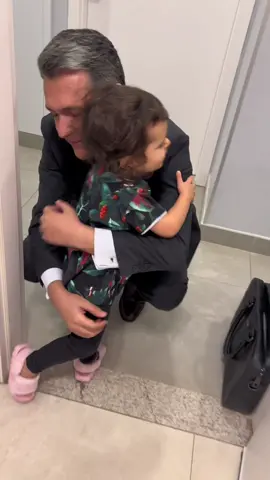 Como é aí na sua casa? Aqui, toda vez que chego é esse amor. A Lulu sempre pergunta como foi o meu dia, pergunta das reuniões, quer saber de tudo. Momentos especiais demais ❤️